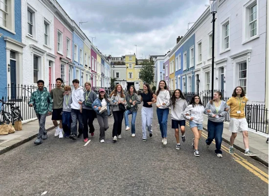 Groupe d'ados souriants à Notting Hill