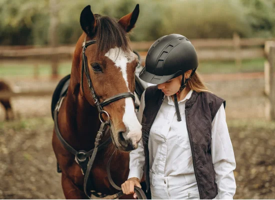 jeune adolescente avec son cheval avant son cours