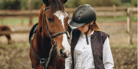 jeune adolescente avec son cheval avant son cours