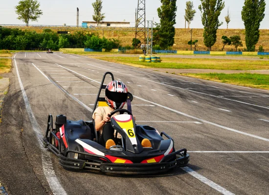 Ado en train de piloter un kart en extérieur