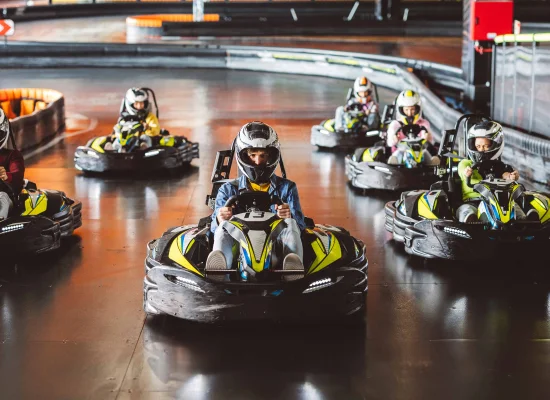 Début d'une course de karting entre amis