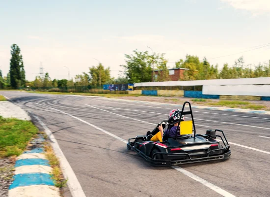 Ado pilotant son kart sur une piste lors d'une course