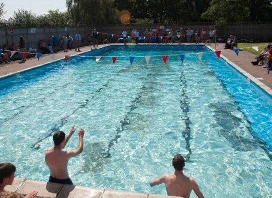 piscine exterieure jeunes pangbourne