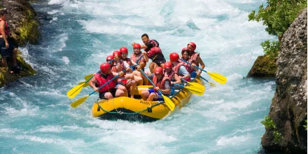 Ados en train de faire du rafting