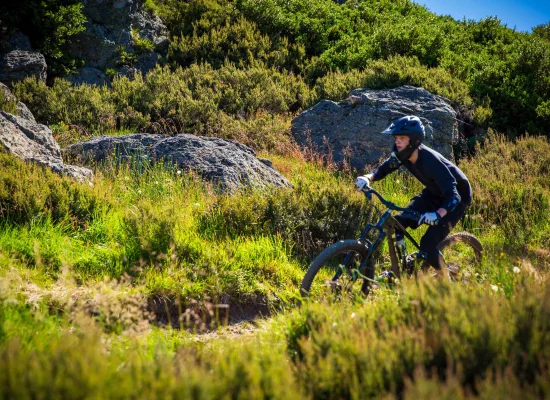 Adolescent en train de faire une descente en VTT
