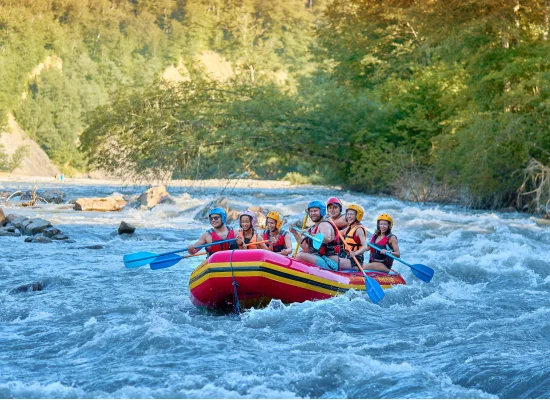Groupe d'adolescents faisant du rafting