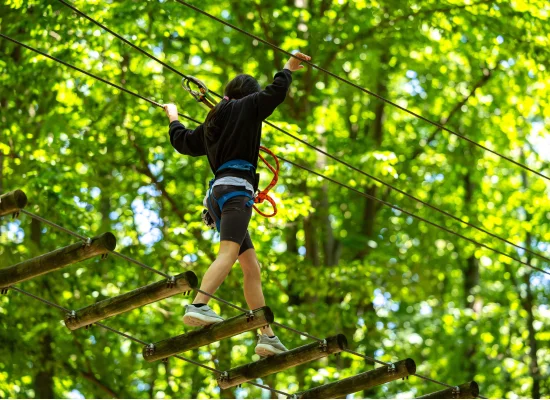 Adolescente pratiquant l'accrobranche