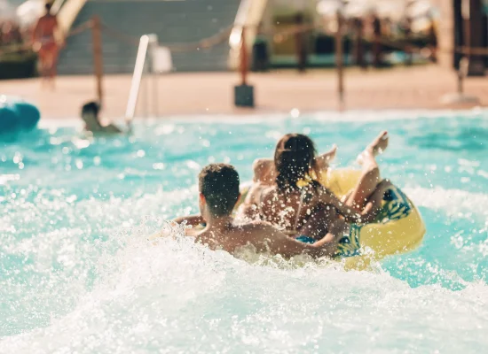 Ados s'amusant sur des bouées dans un parc aquatique