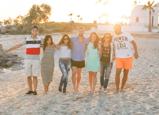 Jeunes à la plage à chypre