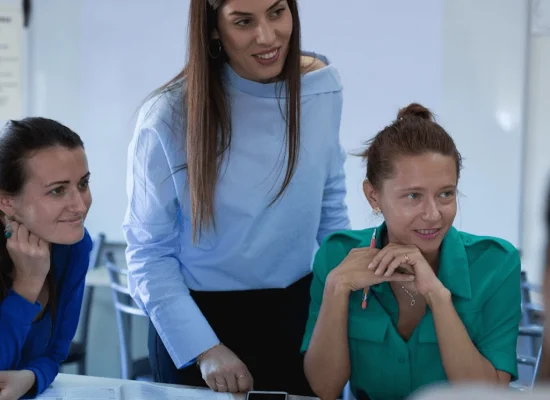 Jeunes qui étudient à chypre