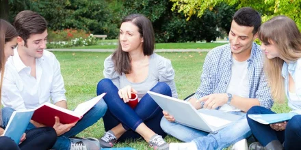 jeunes qui etudient au parc