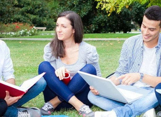 jeunes qui etudient au parc