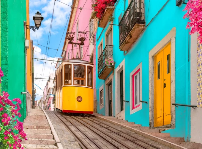 Tramway électrique jaune dans une rue de Lisbonne