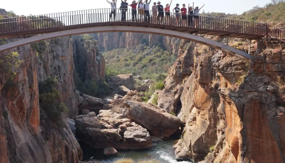 Groupe sur un pont