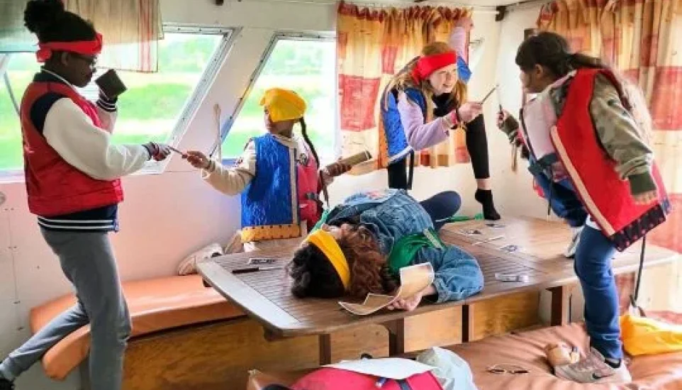 Pirates dans la péniche