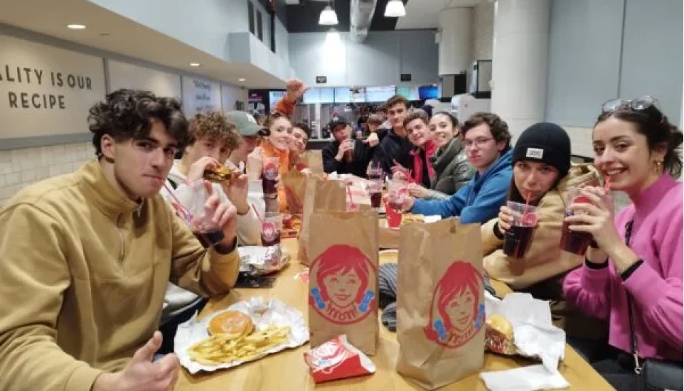 Groupe au fastfood