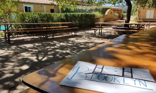 centre-aurabelle-tables-exterieur