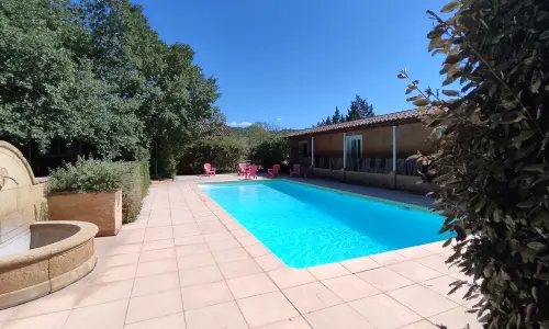 centre-american-village-piscine