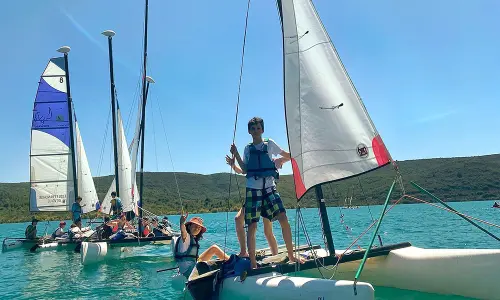 colonie-american-village-bauduen-catamaran