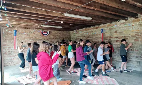 colo-american-village-chateau-aze-atelie