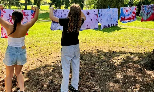 colo-american-village-chateau-aze-tie-die