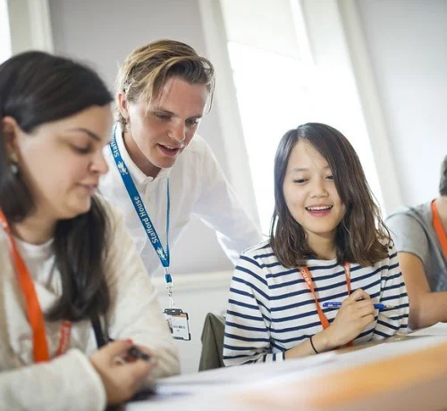 prof avec des étudiantes