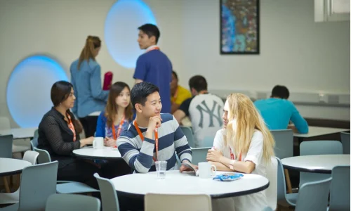 étudiant parlant dans la cantine