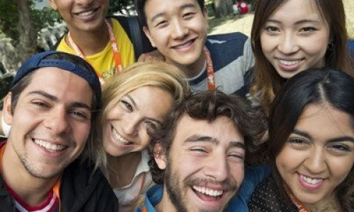 groupe de jeunes étudiants