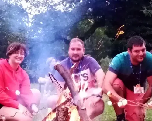 groupe adulte feu de camp