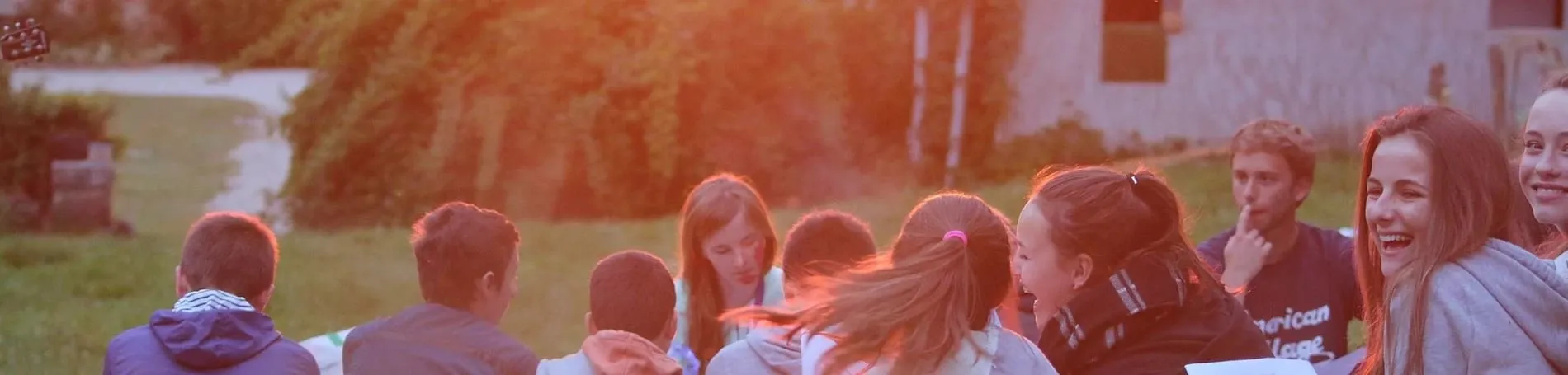 groupe adolescent couché de soleil