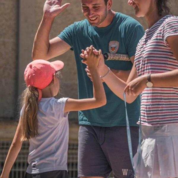 entraineur encourageant une jeune sportive