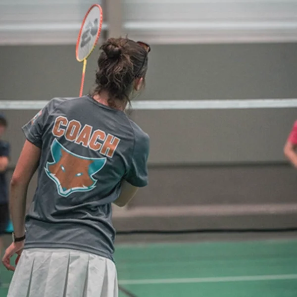 entraineur expliquant une technique